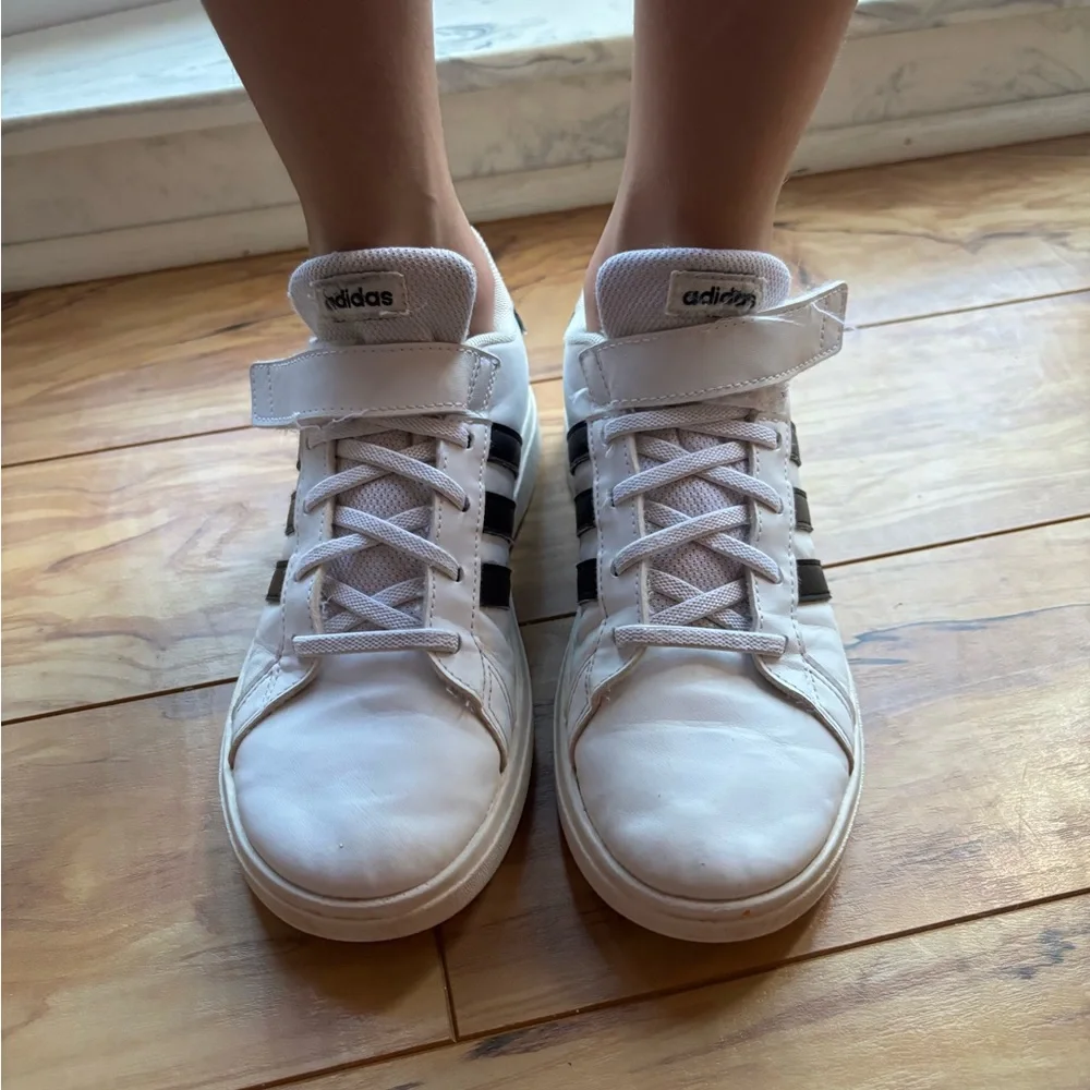 Adidas Classic White and Black Trainers - Picture 3 of 5